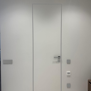 Дверь скрытого монтажа  (кромка хром)