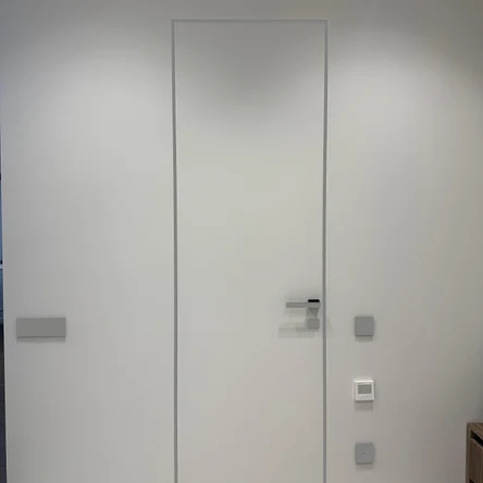 Дверь скрытого монтажа  (кромка хром)